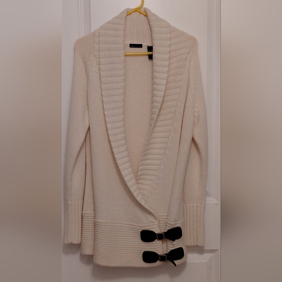 Elegant Cream Sweater with Black Accent - Picture 2 of 5